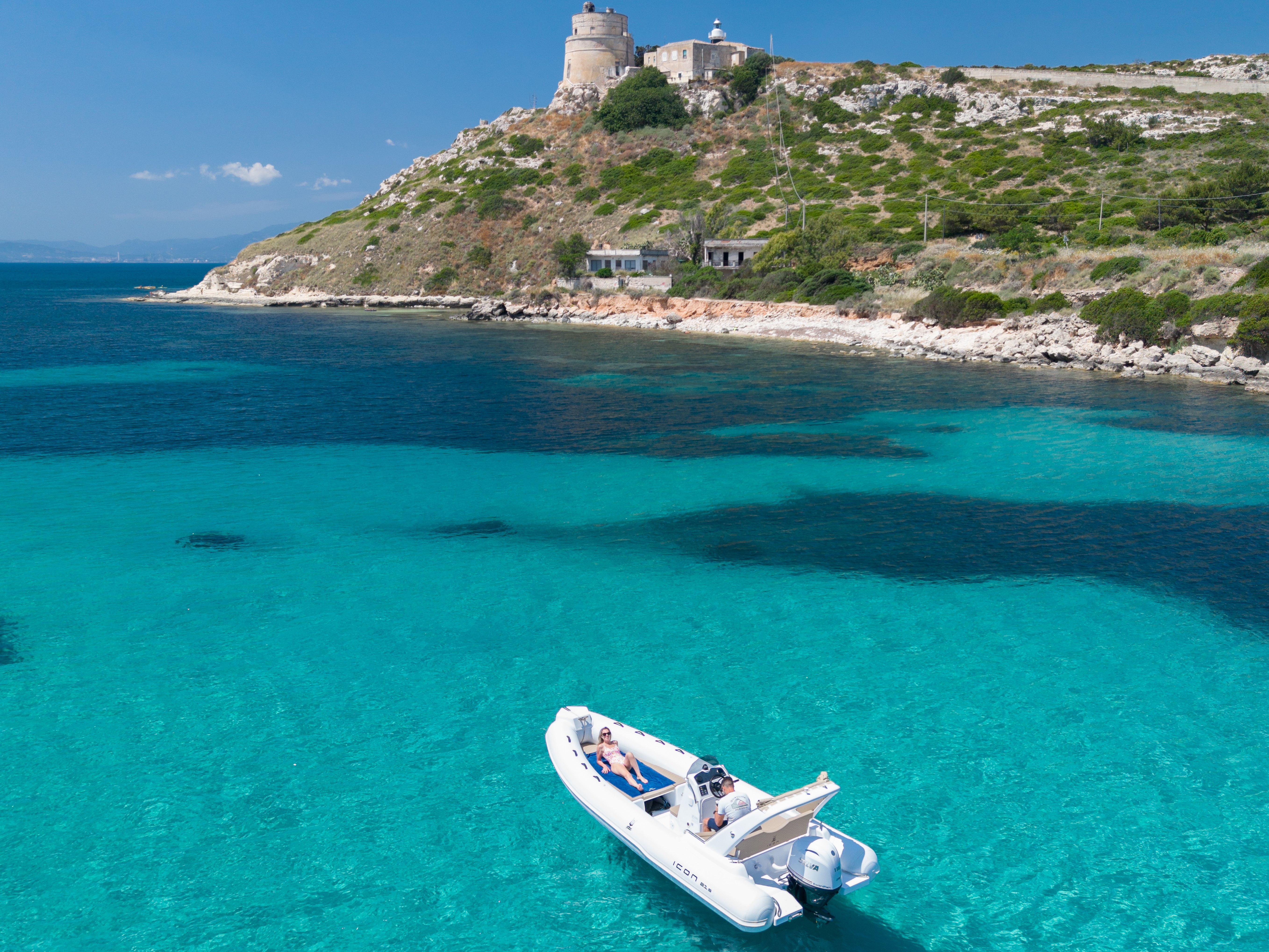 Uno scorcio del gommone nelle acque cristalline